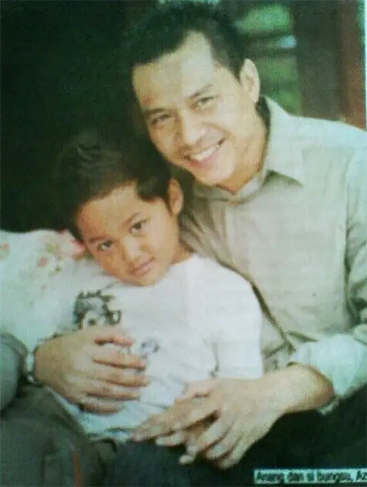 Azriel lahir di Jakarta 27 Juni 2000 dari pasangan Anang Hermansyah dan Krisdayanti. Setelah kedua orang tuanya bercerai, Azriel dan kakaknya Aurel hidup bersama dengan sang ayah. Azriel juga pernah merilis lagu perdana Tanpa Bintang tahun 2010. [Instagram/azriel_hermansyah - aurelie.hermansyah]