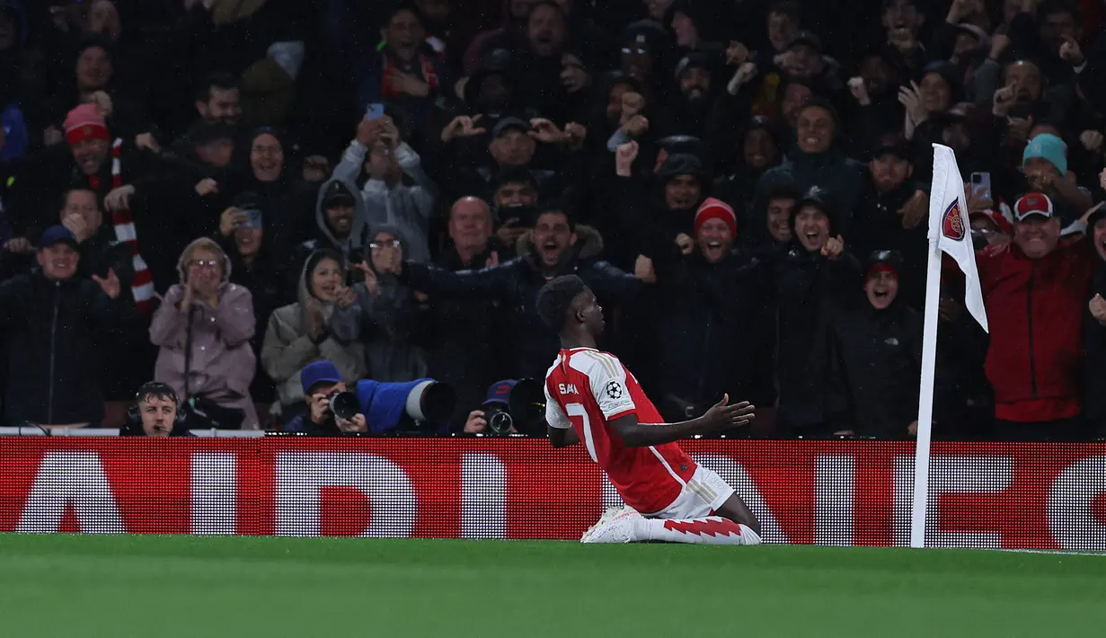 Membela Arsenal yang baru kembali ke Liga Champions setelah absen selama 7 musim, Bukayo Saka yang baru pertama kali tampil di Liga Champions pada musim 2023/2024 langsung mencetak 1 gol dan 1 assist dalam kemenangan 4-0 The Gunners atas PSV Eindhoven pada matchday pertama Grup B (20/9/2023). (AFP/Adrian Dennis)