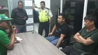 Kepolisian Polres Gorontalo mengamankan dua orang warga negara asing (WNA) asal Tiongkok yang bekerja di perusahaan tambang rakyat, Desa Ilangata, Kecamatan Anggrek, Gorontalo Utara. (Liputan6.com/Arfandi Ibrahim)