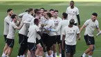 Sejumlah pemain Paris Saint-Germain terlihat saling bercanda saat menghadiri persiapan latihan jelang laga leg kedua perempat final Liga Champions 2023/2024 melawan Barcelona di Estadi Olimpic Lluis Companys, Barcelona, Spanyol, Senin (15/04/2024). (AFP/Franck Fife)