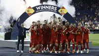Timnas Spanyol berhasil meraih trofi juara UEFA Nations League 2022/2023, setelah sukses mengalahkan Kroasia lewat adu penalti dengan skor 5-4 di Stadion Feijenoord, Rotterdam, Senin (19/6/2023) dini hari WIB. Penentuan pemenang dilakukan lewat adu penalti, karena kedua tim bermain 0-0 selama 120 menit. (AFP/John Thys)