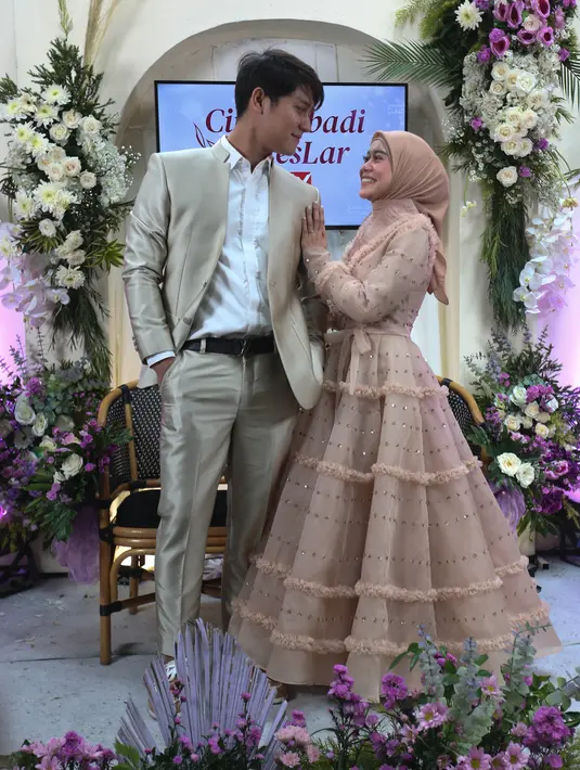 Meskipun belum diketahui tanggal akad nikahnya, namun acara resepsi akan digelar di Medan, Sumatera Utara, pada 5 Agustus 2021 mendatang. Sudah terbilang dekat, tentu Lesti dan Billar tengah mempersiapkan segalanya. (Budy Santoso/Kapanlagi)