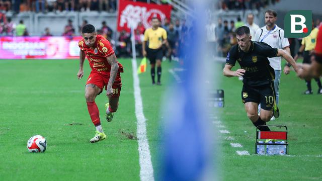 Foto: Parade Aksi Duel Sengit Pemain Persija vs Borneo FC di BRI Super League