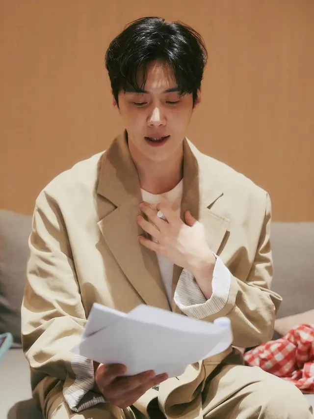 12 Padu Padan Blazer dari Kim Seon Ho untuk Tampilan Formal hingga Kasual