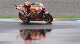 Pebalap Repsol Honda, Marc Marquez, memacu motornya pada MotoGP Argentina di Sirkuit Termas de Rio Hondo, Minggu (8/4/2018). Pada balapan ini dirinya sempat membuat Valentino Rossi terjatuh karena bersenggolan. (AFP/Juan Mabromata)