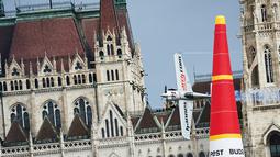 Pilot asal Austria, Hannes Arch melakukan manuver pada pesawatnya saat mengikuti Kejuaraan Dunia Red Bull Air Race 2016 di atas Sungai Danube, Budapest, Hongaria (17/7). (Aron Suveg/Red Bull Content Pool)