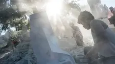 Para pekerja membuat patung Buddha di desa Sagyin, Madaya, Myanmar pada 22 Desember 2018. Desa Zagyin atau biasa disebut Marble ini merupakan tempat terbesar di dunia dalam memproduksi patung Buddha dalam segala ukuran. (YE AUNG THU / AFP)