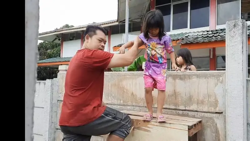 Terlibat sengketa, keluarga di Jalan Kavling Brebes, Ciledug, Kota Tangerang harus lompati tembok beton untuk ke rumah dan tempat usaha.