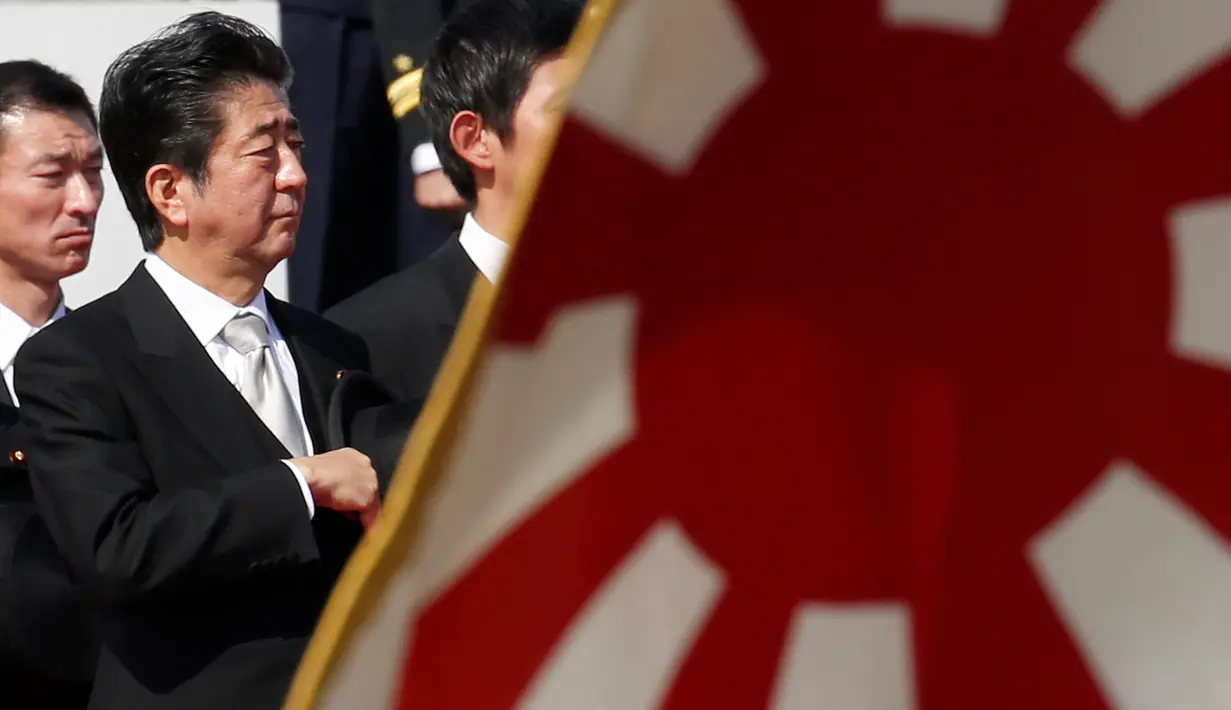 Perdana Menteri Jepang Shinzo Abe saat menghadiri upacara tahunan Pasukan Bela Diri (SDF) di Pangkalan Asaka, Jepang(23/10). (Reuters/Kim Kyun-Hoon)