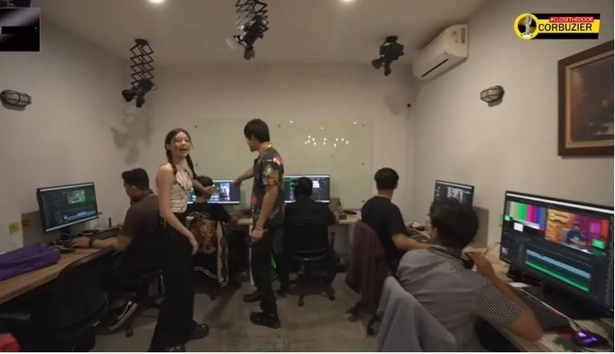 Azka dan Nada juga menunjukkan ruangan editor podcast Close The Door, suasana ruangan pun tampak nyaman untuk bekerja. Ruangan ini berada di lantai 1 dan bersebelahan dengan ruang podcast yang lama dan studio somasi. Kantor baru Deddy Corbuzier ini terdiri atas 3 lantai. (Liputan6.com/YouTube/Azka Corbuzier)