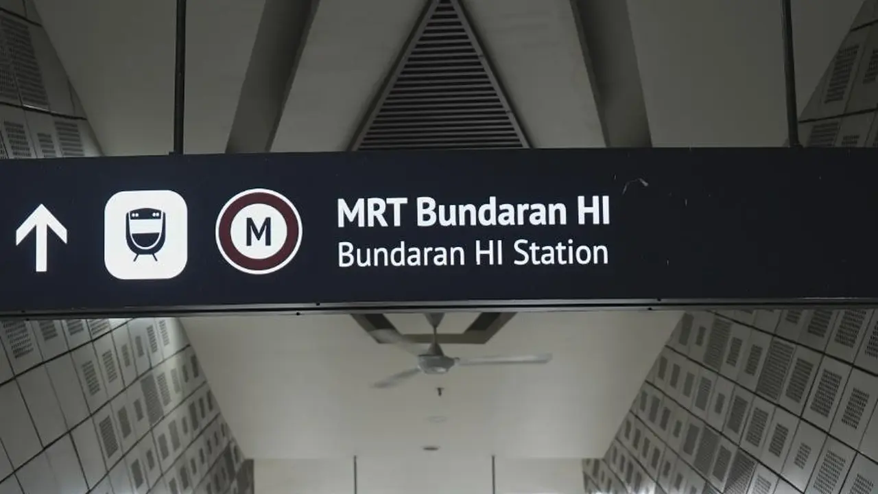 Halte Bundaran Hotel Indonesia (HI) Jakarta Pusat.