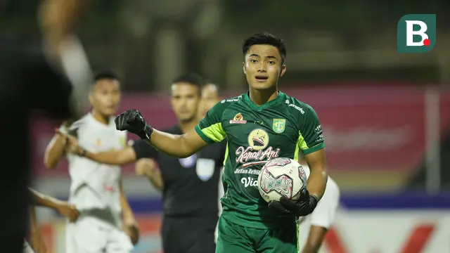 Foto: Aksi Ernando Ari Sutaryadi, Kiper Belia Persebaya Surabaya yang Membuat Juara BRI Liga 1 Bali United Gigit Jari