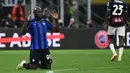 Selebrasi striker Inter Milan, Romelu Lukaku setelah berakhirnya laga leg kedua semifinal Liga Champions 2022/2023 menghadapi AC Milan di San Siro Stadium, Milan (16/5/2023). Dua periode membela Chelsea, penampilan Romelu Lukaku sangat jauh dari ekspektasi. Namun saat ia hijrah ke Inter Milan setelah dilepas Manchester United pada 2019/2020 dan 2020/2021 serta dipinjamkan Chelsea pada musim 2022/2023, ia tampil cenderung lebih baik dan menjadi andalan tim. Satu gelar Liga Italia dipersembahkannya pada musim 2020/2021. (AFP/Isabella Bonotto)