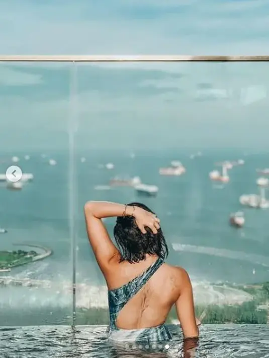 Sementara, mantan istri Gading Marten, Gisella Anastasia memiliki dua tato di bagian punggung. Salah satunya bergambar bunga. (Foto: Instagram/@gisel_la)