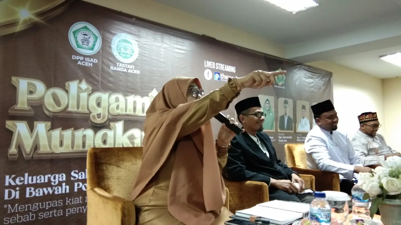 Anggota Majelis Permusyawaratan Ulama (MPU) Aceh Umi Hajah Rahimun duduk bersama para pemateri laki-laki (Liputan6.com/Rino Abonita)