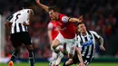 Aaron Ramsey (Arsenal) mencoba menghindari tackling pemain Newcastle United, Mathieu Debuchy dalam laga lanjutan Liga Primer Inggris di Stadion Emirates, London (28/4/2014). (REUTERS/Eddie Keogh)