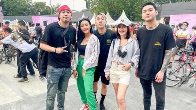 Lama Tak Terdengar Kabar, Ini 6 Potret Ikmal Tobing Drummer TRIAD Bareng Kekasih