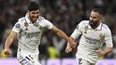 Pemain Real Madrid, Marco Asensio (kiri) merayakan gol kedua timnya bersama Dani Carvajal pada laga leg pertama perempat final Liga Champions 2022/2023 melawan Chelsea di Santiago Bernabeu, Madrid, Kamis (13/04/2023) WIB. Los Blancos menang dengan skor 2-0. (AFP/Oscar Del Pozo)