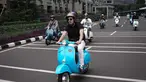 Atta Halilintar memiliki hobi mengoleksi sepeda motor khususnya motor Vespa. Bahkan, dirinya kerap mengunggah foto ataupun video dengan motor kesayangannya di media sosial. (Liputan6.com/IG/@attahalilintar)