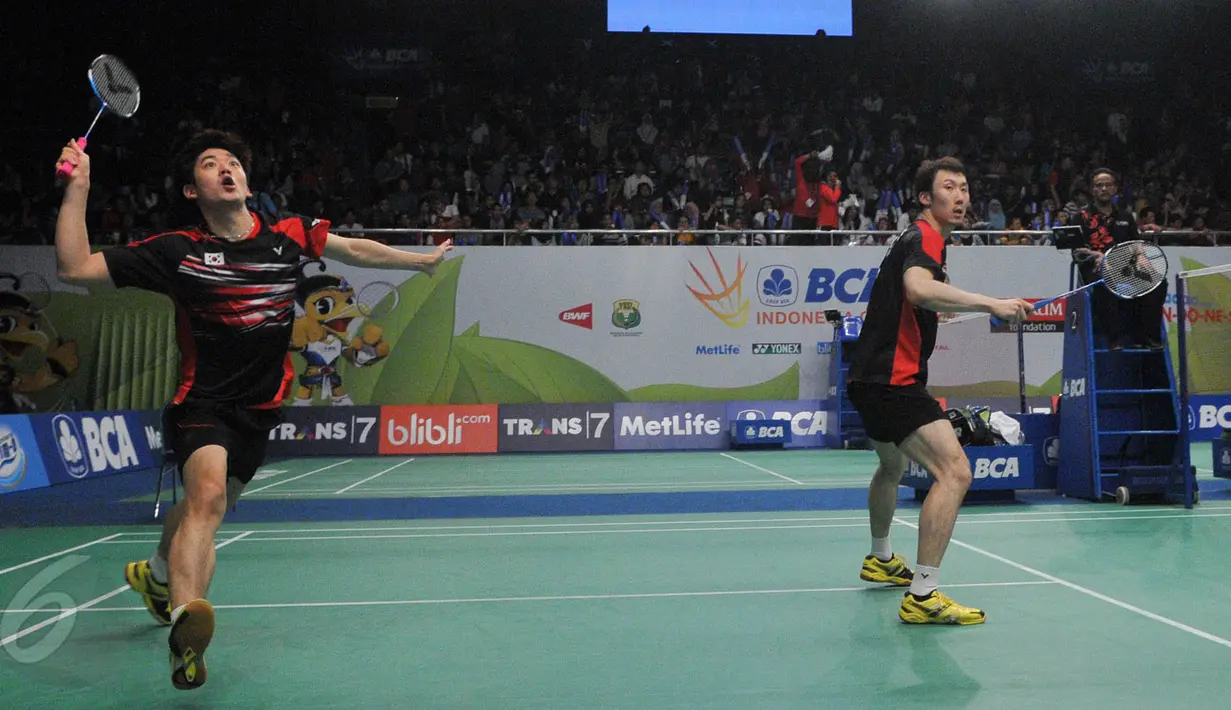 Aksi ganda putra asal Korsel, Lee Yong Dae/Yoo Yeon Seong di Indonesia Open Superseries Premier 2015, Jakarta, Rabu (4/6/2015). Yong Dae (kiri) menjadi magnet di Senayan karena menjadi perhatian suporter wanita. (Liputan6.com/Herman Zakharia)