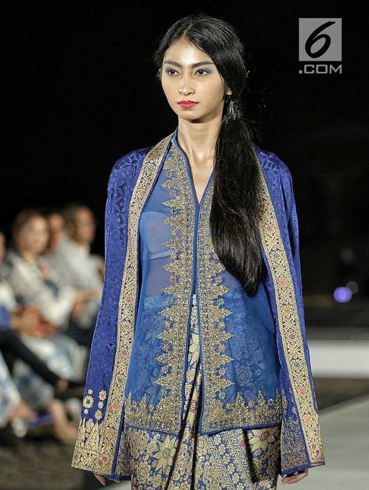 Model memeragakan koleksi desainer Ghea Panggabean dalam acara budaya perempuan Supreme Indonesia di Silang Monas, Jakarta, Selasa (31/7). Koleksi Ghea ditampilkan dengan tema terinspirasi dari daun argan yang menjadi pohon. (Liputan6.com/Faizal Fanani)