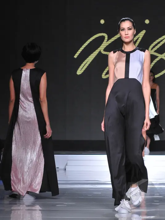 Model  berjalan mengenakan busana edisi Spring/Summer 2015 di show tunggal ISIS pada ajang Jakarta Fashion and Food Festival di Jakarta, Rabu (20/5). Rancangan Amot Syamsuri dan Andrea Risjad ini bertema "The City". (Liputan6.com/Herman Zakharia)