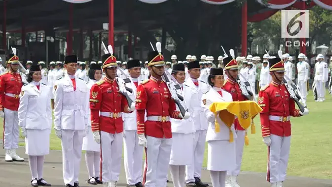 Tahun 2018, tugas pembawa baki saat pengibaran bendera pusaka HUT ke-73 RI diemban oleh Paskibraka putri perwakilan dari Jawa Barat, Tarrisa Maharani Dewi. (M. Fajri Erdyansyah/)