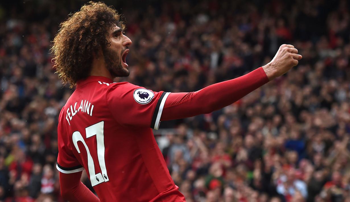 Pemain Manchester United asal Belgia, Marouane Fellaini mencetak dua gol untuk timnya saat melawan Crystal Palace pada pekan ketujuh Premier League di Old Trafford, Manchester (30/9/2017). MU menang telak 4-0. (AFP/Paul Ellis)