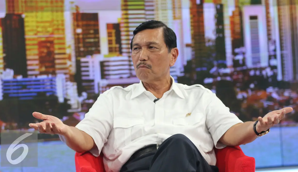 Menkopolhukam Luhut Binsar Pandjaitan saat wawancara khusus di SCTV Tower, Jakarta, Selasa (17/5). Luhut mengatakan mundurnya Ade Komarudin dari calon Ketua Umum Partai Golkar sebagai bentuk kedewasaan. (Liputan6.com/Herman Zakharia)