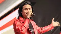 Charly van Houten saat tampil di konser kemerdekaan indosiar 2019. Vokalis band Setia, Charly Van Houten mengalami kecelakaan di ruas Tol Cipularang, Sabtu (9/7/2022) dini hari. Hal ini diketahui dari video yang beredar di kalangan wartawan. (Instagram/st.setiaku)