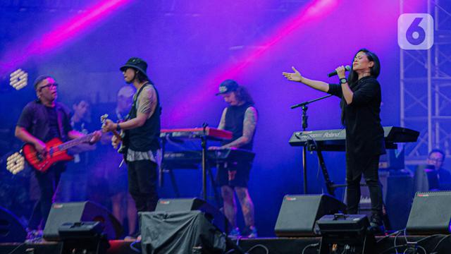 Penampilan Band Cokelat dalam Konser Sheila on 7