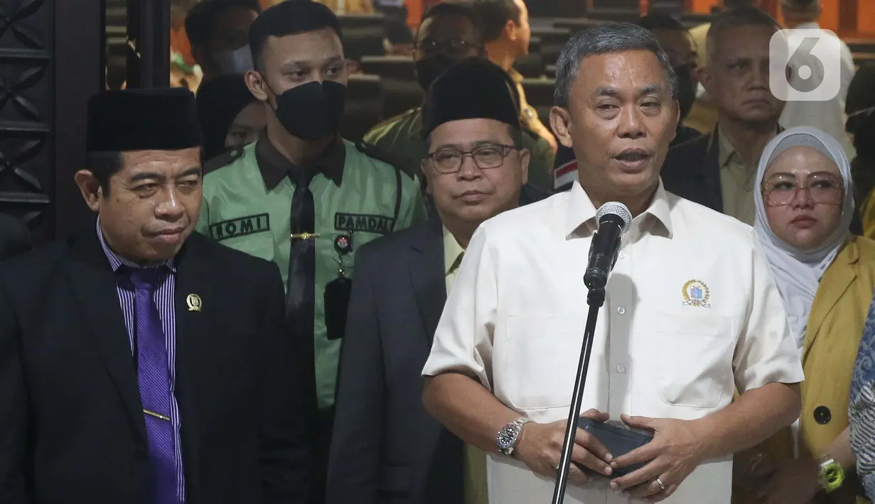Ketua DPRD DKI Jakarta Prasetyo Edi Marsudi memberikan keterangan usia memipin sidang Rapimgab terkait tiga nama calon Penjabat (Pj) Gubernur pengganti Anies Baswedan di Gedung DPRD DKI Jakarta, Selasa (13/9/2022). (Liputan6.com/Herman Zakharia)