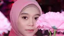Penyanyi jebolan D'Academy ini selalu memperhatikan gaya penampilannya. Seperti saat sesi pemotretan, Lesty memakai outfit merah muda yang membuatnya tampak cerah. Aura kecantikan Lesty begitu terpancarkan di pemotretan tersebut. (Liputan6.com/IG/@lestykejora)