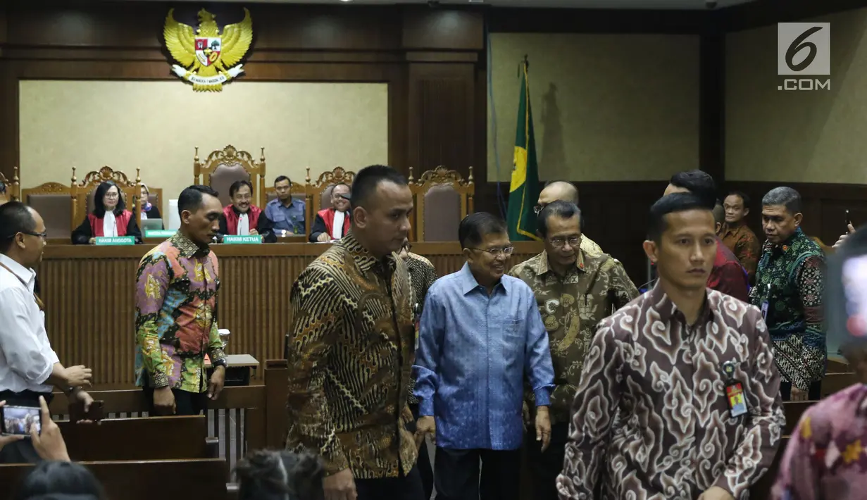 Wakil Presiden, Jusuf Kalla (tengah) meninggalkan ruang sidang usai menjadi saksi meringankan pada lanjutan pengajuan PK atas putusan kasasi kasus DOM dengan pemohon Jero Wacik di Pengadilan Tipikor Jakarta, Senin (13/8). (Liputan6.com/Helmi Fithriansyah)