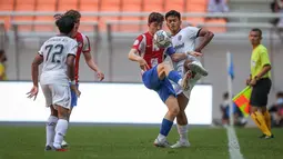 Pemain muda Atletico Madrid menguasai jalannya pertandingan dengan menekan barisan pertahanan Bali United U-18. (Bola.com/Bagaskara Lazuardi)