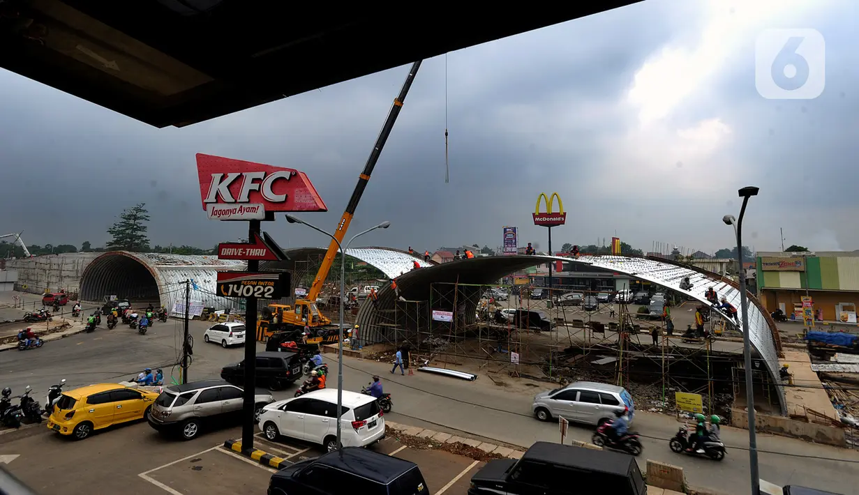 Suasana pembangunan Flyover Gaplek di Jalan Martadinata,  Pamulang, Tangerang Selatan, Minggu (1/3/2020). Pembangunan Flyover Gaplek ditargetkan selesai pada tahun ini. (merdeka.com/Arie Basuki)