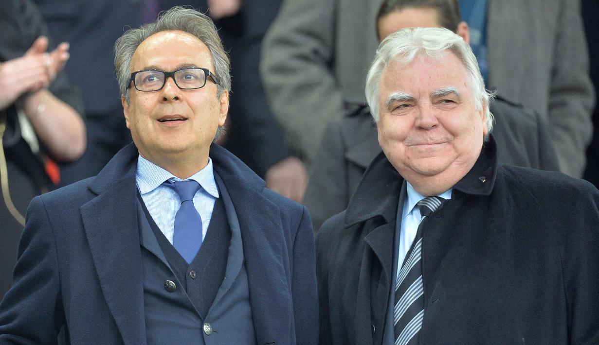 Klub lain di Liga Inggris yang dipegang oleh pengusaha Timur Tengah adalah Everton. Farhad Moshiri (kiri) mulanya hanya membeli 49,9% saham klub pada 2016. Saat ini, Farhad telah mengakuisisi sebesar 77,2% saham The Toffes. (AFP/Paul Ellis)