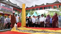 Gubernur Sumut, Edy Rahmayadi, didampingi Ketua TP PKK Sumut, Nawal Lubis, disambut oleh masyarakat adat saat berziarah ke makam Namora Pande Bosi di Kelurahan Sigalangan, Kecamatan Batang Angkola, Tapanuli Selatan (Istimewa)