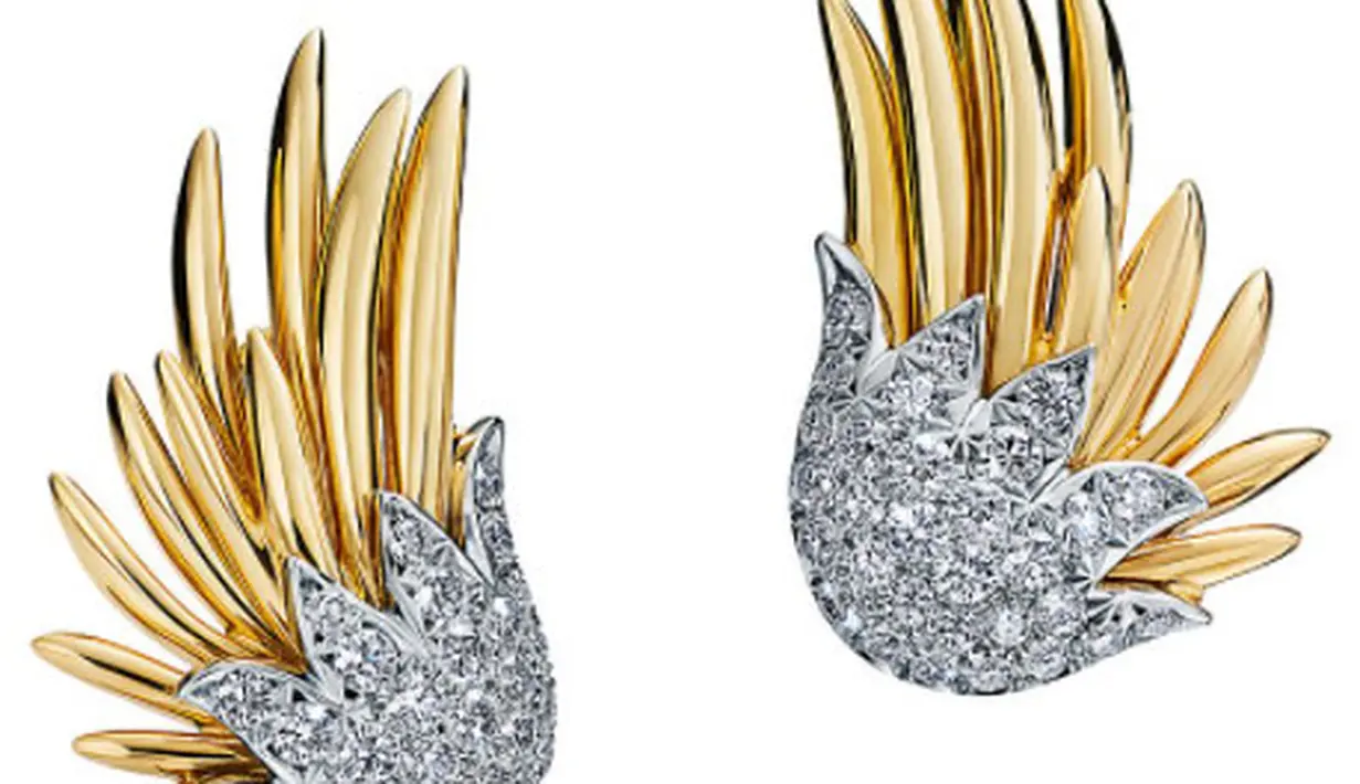 Untuk anting, Rosé kenakan Tiffany & Co. Schlumbeger Flame Ear Clips dengan paduan gold dan patinum berpadu diamonds. (Foto: Tiffany & Co.)
