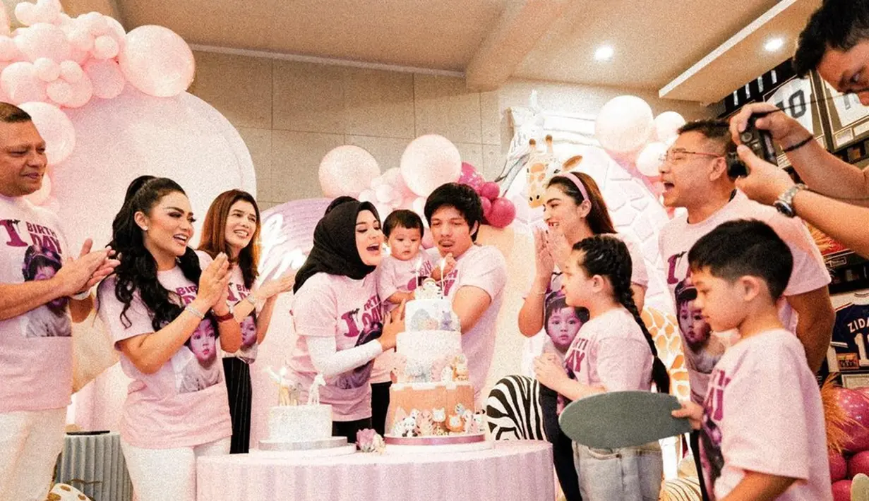 Keluarga yang hadir dalam momen ulang tahun Ameena ini juga tampak memakai baju senada. Dekorasi pada acara tersebut juga disesuaikan dengan baju serta kue ulang tahun yang bertema binatang dengan perpaduan warna pink. (Liputan6.com/IG/@attahalilintar)