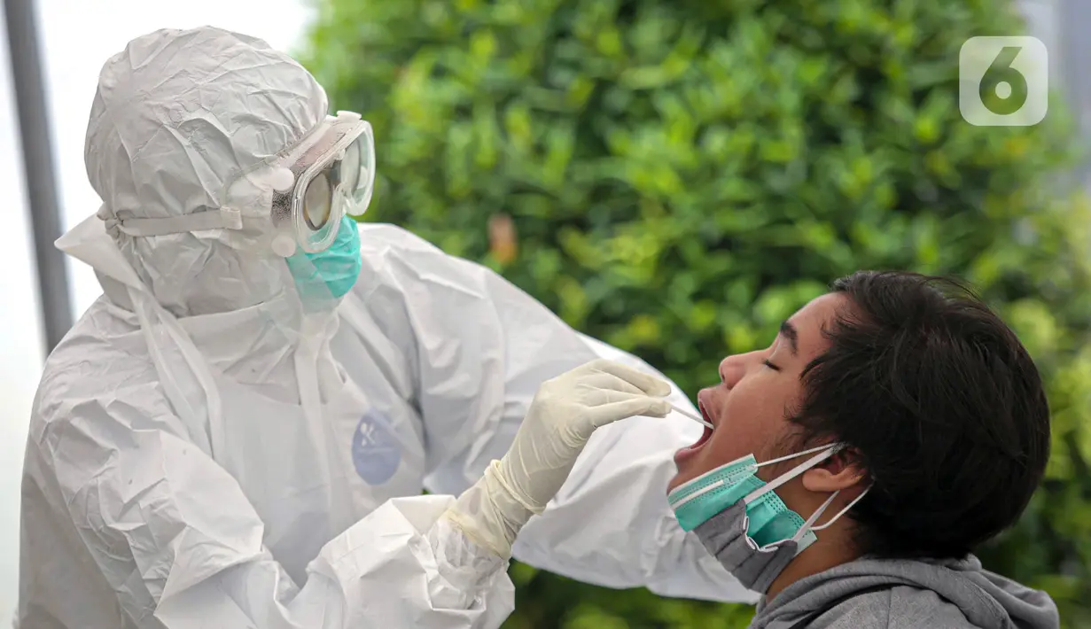 Warga menjalani tes usap PCR COVID-19 di Puskesmas Kecamatan Duren Sawit, Jakarta, Kamis (22/7/2021). Peningkatan testing dan tracing di wilayah padat penduduk diharapkan bisa mempercepat upaya memutus mata rantai penyebaran COVID-19. (Liputan6.com/Faizal Fanani)