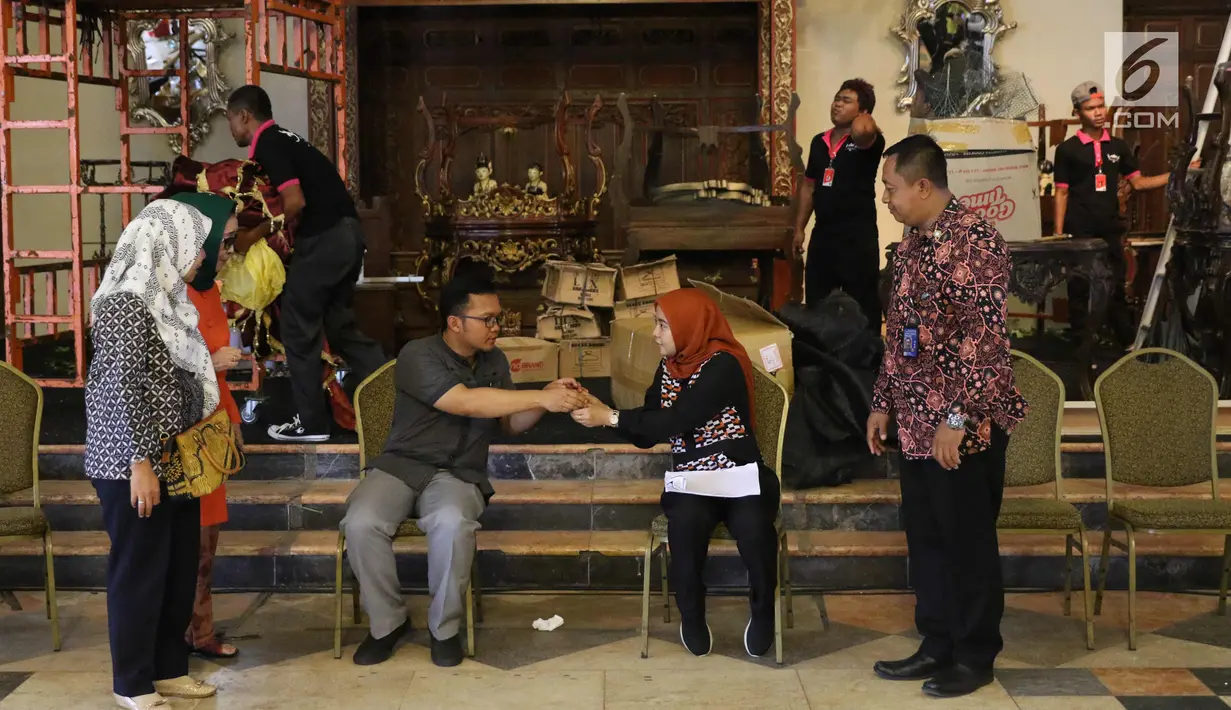 Panitia pernikahan Putri Presiden Joko Widodo, Kahiyang Ayu dan Bobby Nasution melakukan prosesi dalam geladi resik di Graha Saba, Solo, Senin (6/11). Kahiyang Ayu akan menikah dengan Bobby Nasution pada Rabu (8/11) lusa. (Liputan6.com/Angga Yuniar)