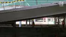 Pekerja tengah menyelesaikan pembagunan gedung parkir di Gelora Bung Karno (GBK) Senayan, Jakarta, Jumat (11/5). Kapasitas parkir GBK saat ini sekitar 1.500 kendaraan. (Liputan6.com/Angga Yuniar)