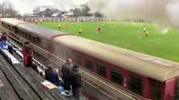 Di stadion sepak bola ini, kereta api dapat melintas sewaktu-waktu. Dengan kata lain, terdapat rel di dalam stadion sepak bola ini