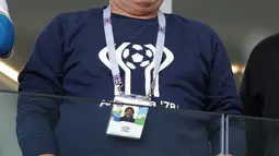 Diego Maradona hadir memberikan dukungan untuk Argentina pada laga grup D Piala Dunia 2018 di Spartak Stadium, Moskow (16/6/2018). Argentina hanya bermain imbang 1-1. (AP/Ricardo Mazalan)