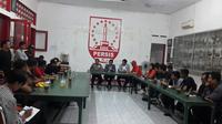 Perwakilan suporter klub 8 besar Piala Presiden 2018 berkumpul di Balai Persis untuk berkoordinasi. (Bola.com/Ronald Seger)