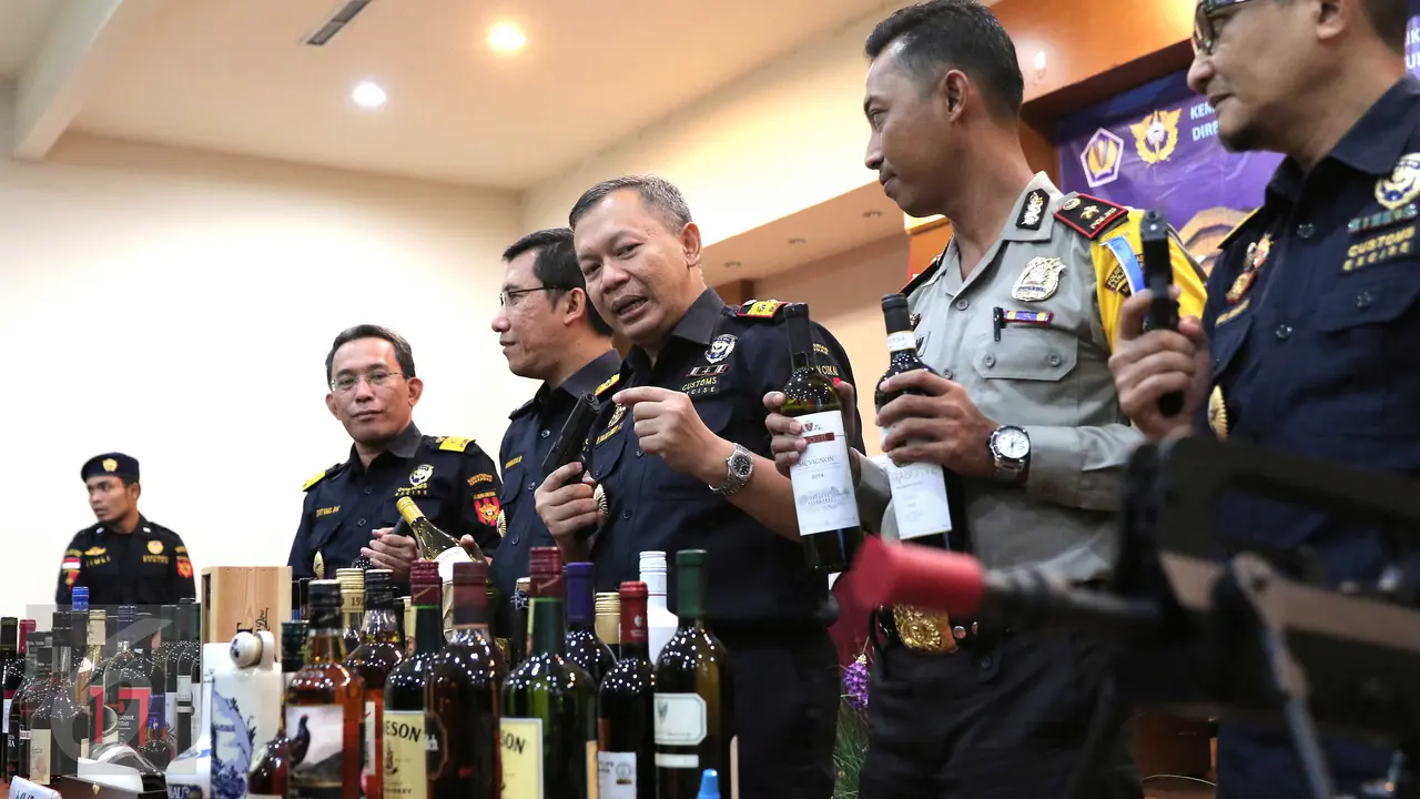 20151230-2015 Bea dan Cukai Amankan 63 Dokumen Barang Impor