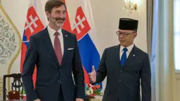 Mereka juga dijadwalkan membahas penguatan kerja sama di berbagai bidang serta penandatanganan perjanjian pembebasan visa bagi pemegang paspor diplomatik dan dinas. Tampak dalam foto, Menteri Luar Negeri Indonesia, Sugiono (kanan) mengajak Menteri Luar Negeri Slovakia, Juraj Blanar, untuk berjabat tangan saat pertemuan mereka di Gedung Pancasila, Kementerian Luar Negeri, Jakarta, Selasa (3/2/2026). (BAY ISMOYO/AFP)