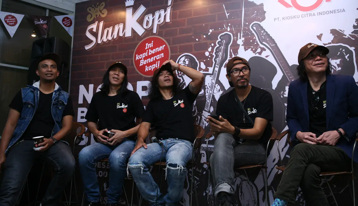 "Ini juga program perberdayaan slankers, slankerpreneur lebih menyebar dan merakyat. Menjadi salah satu produk yang kita niatin," ucap Bimbim di kawasan Kebayoran Baru, Jakarta Selatan, Sabtu (16/12/2017). (Nurwahyunan/Bintang.com)