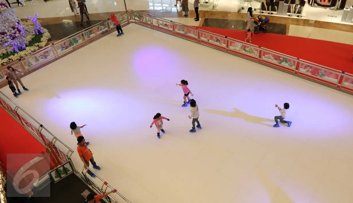 Pengunjung menikmati permainan Sky Ring Fun Skating di Lippo Mall Kemang, Jakarta, Rabu (16/12/2015). Jelang libur Natal dan sekolah sejumlah mall mulai berlomba untuk menyajikan wahana yang dapat dinikmati bersama keluarga. (Liputan6.com/Angga Yuniar)